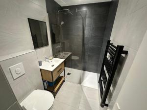 Koupelna v ubytování Studio cosy à 150m de la Plage de Nauzan avec jardin privatif et parking, Vaux-sur-Mer - FR-1-550-52
