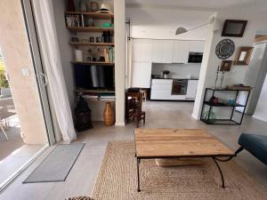 un salon avec une table et une cuisine dans l'établissement Mas 2 chambres avec piscine, tennis, parking et wifi - FR-1-726-24, à La Croix-Valmer