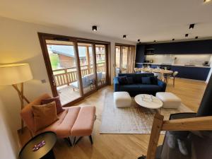 salon z kanapą i stołem w obiekcie Spacieux duplex 3 chambres en suites, proche pistes et navettes, Les Gets - FR-1-598-140 w mieście Les Gets