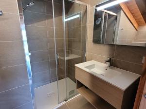 łazienka z prysznicem i umywalką w obiekcie Spacieux duplex 3 chambres en suites, proche pistes et navettes, Les Gets - FR-1-598-140 w mieście Les Gets +9 zdjęć