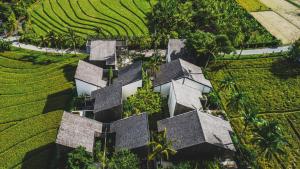 una vista aérea de una casa en medio de un campo en The Saren en Tanah Lot