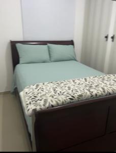 uma cama num pequeno quarto com em Casa acogedora y familiar em Constanza