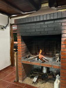 Una chimenea de ladrillo con fuego. en QUINTA VACACIONAL DIEGO ALFONSO, MY house in Macas en Macas