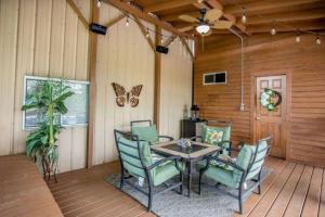 Gambar di galeri bagi Secluded Farmhouse W/5BD & Pool di Monee