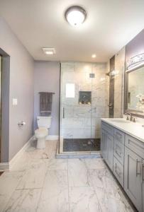 Gallery image of Secluded Farmhouse W/5BD & Pool in Monee +16 photos