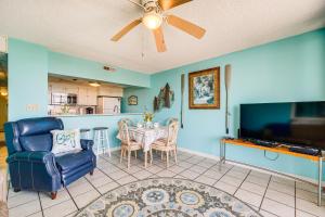 Μια τηλεόραση ή/και κέντρο ψυχαγωγίας στο Bright Carolina Beach Condo Public Beach On-Site