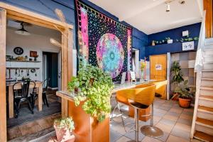 cocina con paredes azules y mesa con sillas en Casa Altavista en Valparaíso