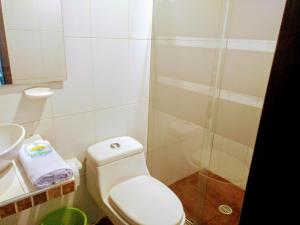 y baño pequeño con aseo y ducha. en Hotel Playa By Marbar, en Villeta