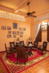 een eetkamer met een tafel en stoelen op een tapijt bij บ้านกิจเสรี 