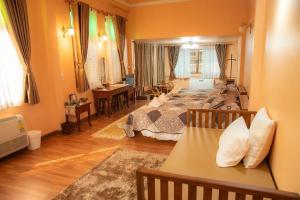 Ban Thab Makบ้านกิจเสรี的一间带两张床的卧室和一间客厅