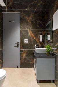 ein Badezimmer mit einem weißen WC und einem Waschbecken in der Unterkunft Mystic Hill Crest Luxurious 2 BHK Apartments in Kasauli