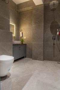 ein Bad mit einem WC und einem Waschbecken in der Unterkunft Mystic Hill Crest Luxurious 2 BHK Apartments in Kasauli
