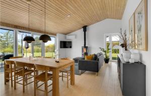 ein Esszimmer und ein Wohnzimmer mit einem Tisch und Stühlen in der Unterkunft Awesome Home In lsted With Wifi in Ølsted