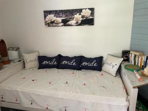 ein Bett mit zwei Kissen darauf in einem Schlafzimmer in der Unterkunft Bungalow Belfond Plage Pointe Marin in Sainte-Anne