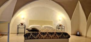A bed or beds in a room at Guglielmo Tell Suite