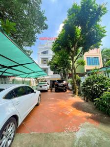 un coche blanco estacionado frente a un edificio en Truong An NoiBai Airport Hotel, en Noi Bai