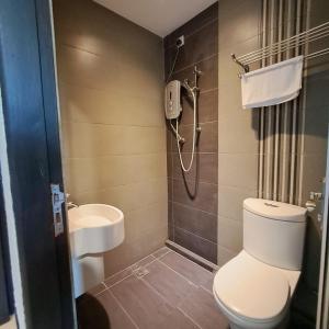 فندق سي في جيترا: حمام مع دش ومرحاض ومغسلة