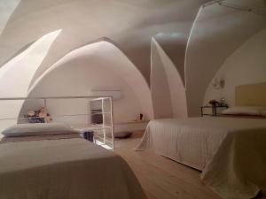 A bed or beds in a room at Guglielmo Tell Suite