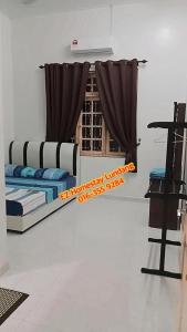 Zimmer mit einem Fenster mit einem Vorhang in der Unterkunft EZ Homestay Lundang Kota Bharu in Kota Bharu