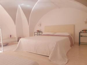 A bed or beds in a room at Guglielmo Tell Suite