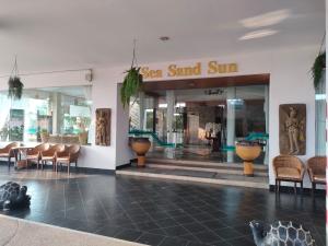 una tienda de arena marina con sillas y mesas en sea sand sun resort Executive Mae Rumphueng beach en Rayong