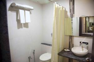 Kamar mandi di Hotel Pearls