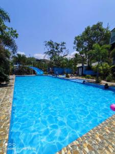 una gran piscina de agua azul en AS Ilaya Resort and Event Place powered by Cocotel en Nasugbu