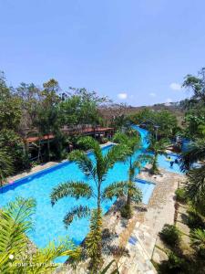 una vista aérea de una piscina en un complejo en AS Ilaya Resort and Event Place powered by Cocotel en Nasugbu