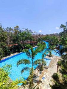 una vista aérea de una piscina en un resort en AS Ilaya Resort and Event Place powered by Cocotel, en Nasugbu
