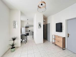 ein Wohnzimmer mit einer Küche und einem Esszimmer in der Unterkunft Faubourg de Montbé in Montbéliard