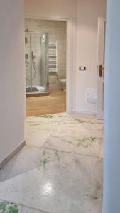 ein leeres Zimmer mit Dusche und Bad in der Unterkunft Vignola New Apartment in Rom