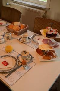 une table avec des assiettes de nourriture et un panier de pain dans l'établissement De Groote Waere, à Dixmude