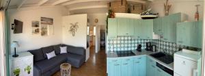 uma sala de estar com armários azuis e um sofá em Marina 2 , appartement vue mer exceptionnelle em Saint-Cyprien