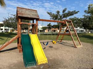 um parque infantil com escorrega e uma escada em Relajante casa con alberca & auto check-in em Mazatlán