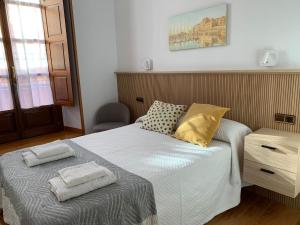 1 dormitorio con 1 cama con 2 toallas en LUJOSA en la plaza mayor de GIJON, en Gijón