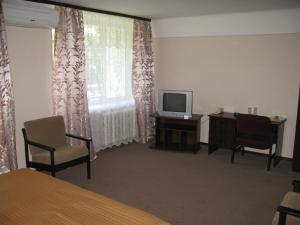 Televízia a/alebo spoločenská miestnosť v ubytovaní Motel Poltava