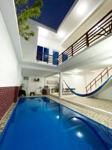 una gran piscina en un edificio con una casa en Casa Blanca, en Chiquimulilla