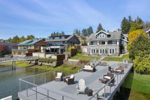 een groot huis met een dok naast het water bij Waterfront Inn in Gig Harbor