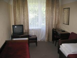 Televízia a/alebo spoločenská miestnosť v ubytovaní Motel Poltava