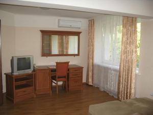 Televízia a/alebo spoločenská miestnosť v ubytovaní Motel Poltava