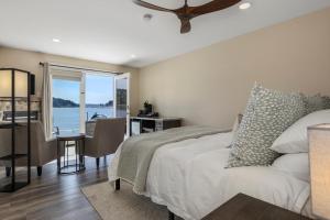 1 dormitorio con cama y vistas al agua en Waterfront Inn en Gig Harbor