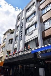 um edifício de hotel com uma placa em frente em Linda Port Hotel em Istambul