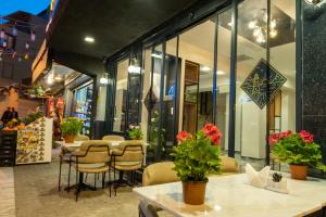 Linda Port Hotel في إسطنبول: مطعم فيه طاولات وكراسي امام محل
