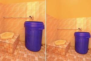 dos fotos de un baño con un cubo de basura azul en SPOT ON 92523 Homestay Pasir Padi Permai Syariah, en Pangkalpinang