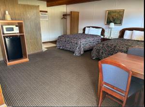 מיטה או מיטות בחדר ב-Love Hotels Western Holiday at Harlan Lake NE