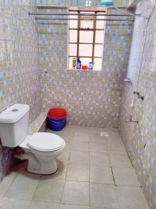 uma casa de banho com um WC e uma janela em Modern 1-bdrm Apartment 15min to CBD. 20min to UN em Nairobi
