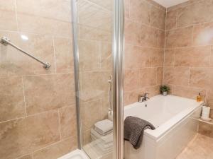 Koupelna v ubytování Forge Cottage + 28 fotografií