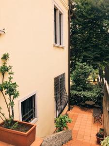 a building with a patio with plants and a window at Spacious apartment in strategic location - Green in Trento