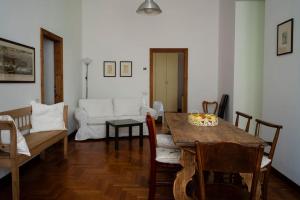 a living room with a table and a couch at Spacious apartment in strategic location - Green in Trento