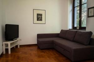 a living room with a couch and a flat screen tv at Spacious apartment in strategic location - Green in Trento